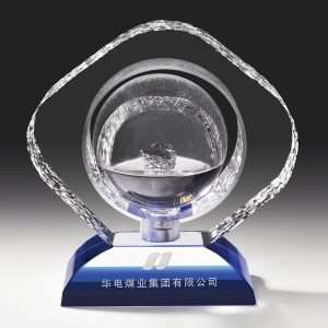 水晶獎座禮品 - tmp 水晶獎座禮品 水晶獎座是一種獨特而高雅的禮品,不僅具有美麗的外表,還蘊含著深層的意義。它們通常用於表彰個人成就、團隊合作或特殊時刻,成為珍貴的紀念品。獨一無二的設計:每一座水晶獎座都是獨特的,從簡單優雅的立方體到複雜精緻的動物造型,都是藝術品。它們可以表達對他人的感激、尊重和欣賞。當光線穿過水晶時,會折射和散射,產生迷人的光芒。這種光芒代表著希望、靈性和永恆。除了作為裝飾品和紀念品,水晶獎座還可以作為實用的擺設品。 客製 - tmp 水晶獎座禮品 13419_crystal_1