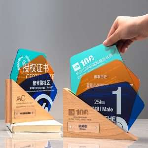 水晶獎座禮品 - tmp 水晶獎座禮品 水晶獎座是一種獨特而高雅的禮品,不僅具有美麗的外表,還蘊含著深層的意義。它們通常用於表彰個人成就、團隊合作或特殊時刻,成為珍貴的紀念品。獨一無二的設計:每一座水晶獎座都是獨特的,從簡單優雅的立方體到複雜精緻的動物造型,都是藝術品。它們可以表達對他人的感激、尊重和欣賞。當光線穿過水晶時,會折射和散射,產生迷人的光芒。這種光芒代表著希望、靈性和永恆。除了作為裝飾品和紀念品,水晶獎座還可以作為實用的擺設品。 客製 - tmp 水晶獎座禮品 25982-crystal-trophy_01-151140-027